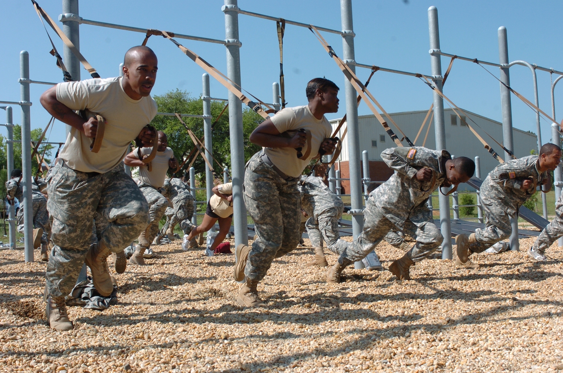 Армейские тренировки. Солдаты армии США физподготовка. Американские военные тренировки. Американские солдаты тренируются. Тренировка американской армии.